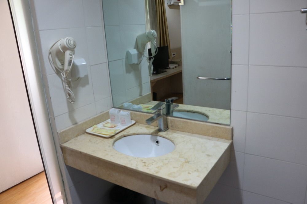 Yixin Business Hotel Guangzhou Bagian luar foto