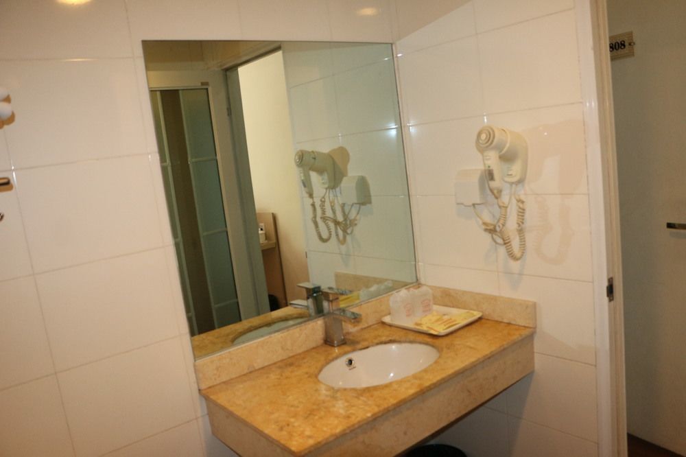 Yixin Business Hotel Guangzhou Bagian luar foto